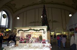 Bild: Ansicht des Bahnhofs Dresden Neustadt mit Weihnachtsdekoration