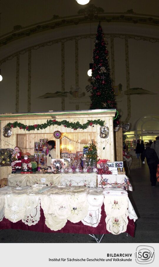 Ansicht des Bahnhofs Dresden Neustadt mit Weihnachtsdekoration