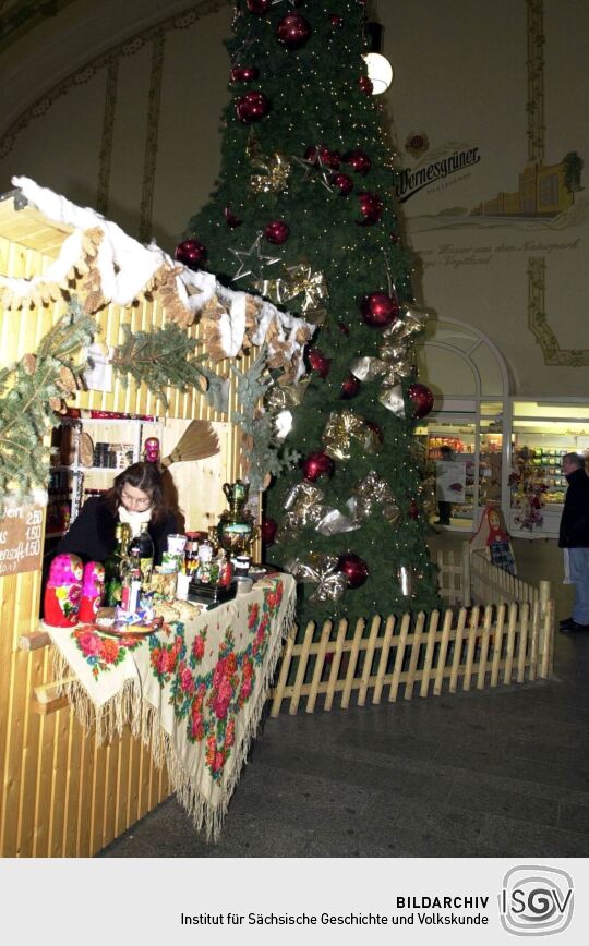 Ansicht des Bahnhofs Dresden Neustadt mit Weihnachtsdekoration