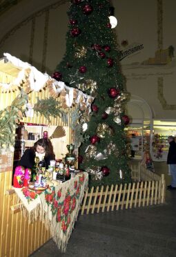 Bild: Ansicht des Bahnhofs Dresden Neustadt mit Weihnachtsdekoration