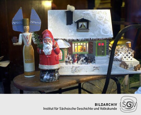 Ansicht des Bahnhofs Dresden Neustadt mit Weihnachtsdekoration