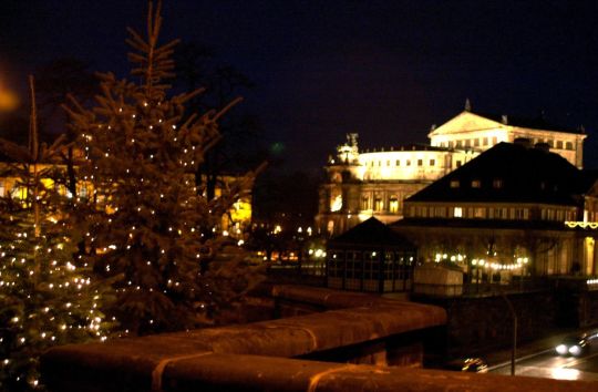 Ortsansicht in Dresden mit Weihnachtsbeleuchtung