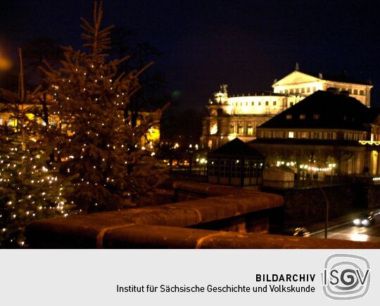 Ortsansicht in Dresden mit Weihnachtsbeleuchtung