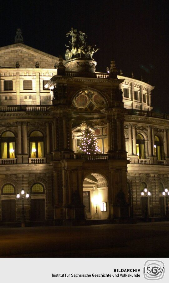 Ortsansicht in Dresden mit Weihnachtsbeleuchtung