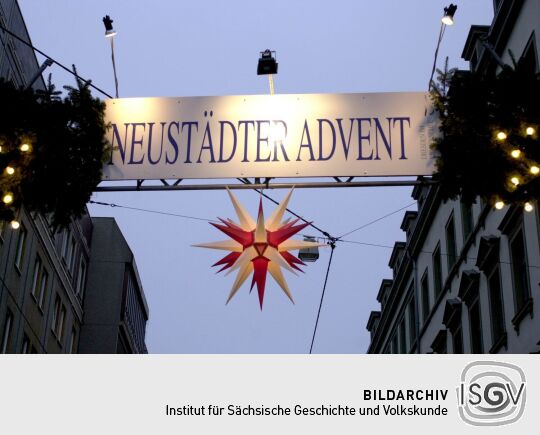 Ortsansicht in Dresden mit Weihnachtsbeleuchtung