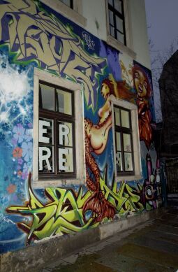 Bild: Neustädter Advent Louisenstraße 2001 - Hauswand Graffiti