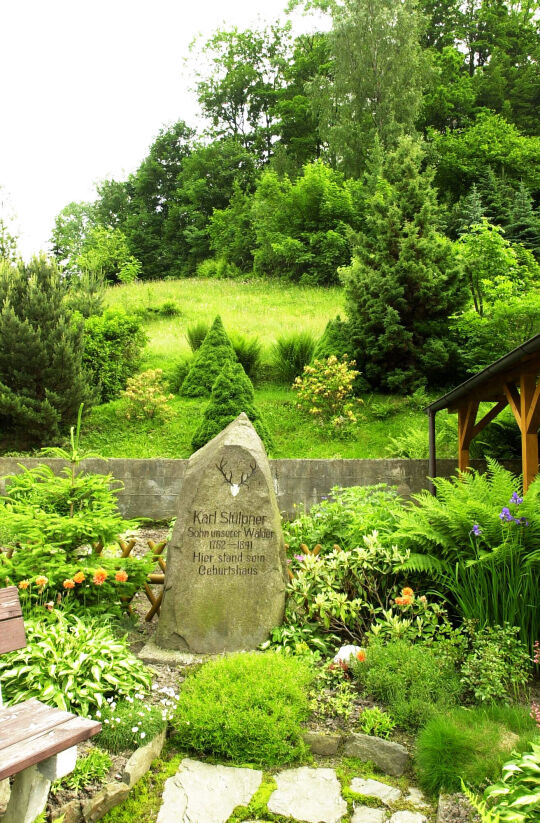 Gedenkstein in einem Garten in Annaberg-Buchholz