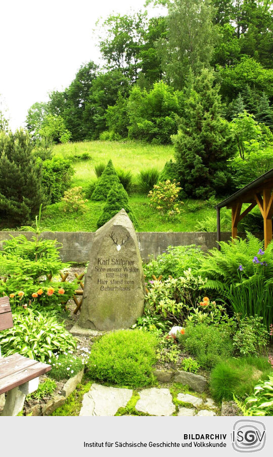 Gedenkstein in einem Garten in Annaberg-Buchholz