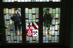 Bild: Bleiglasfenster im Rathaus von Oberwiesenthal