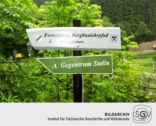 Wegweiser im Stollengelände in Schmalzgrube