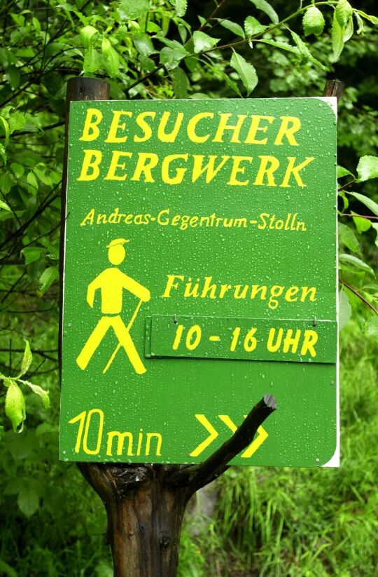 Hinweisschild auf das Besucherbergwerk in Schmalzgrube