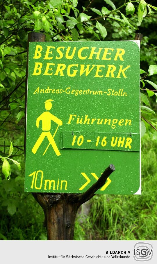 Hinweisschild auf das Besucherbergwerk in Schmalzgrube