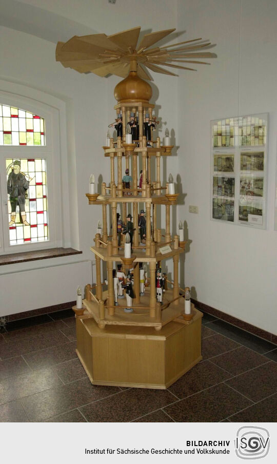 Weihnachtspyramide im Vorraum des Rathauses von Oberwiesenthal