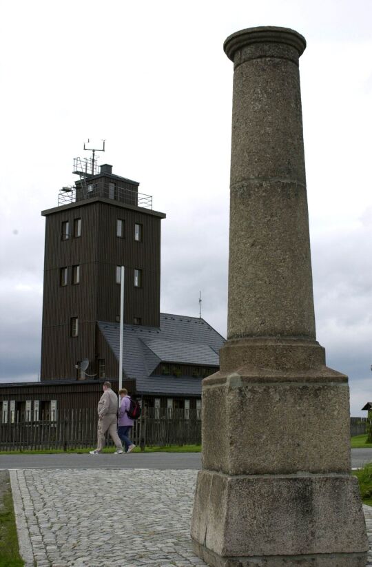 Wetterwarte und Gedenksäule auf dem Fichtelberg