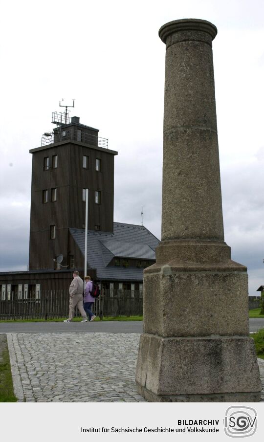 Wetterwarte und Gedenksäule auf dem Fichtelberg