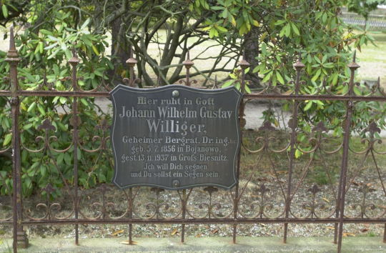 Grabplatte für Pastor Williger auf dem Kirchhof in Kosel