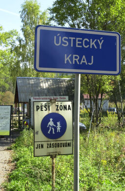 Bild: Hinweisschilder an der Grenze