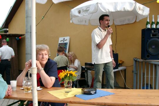 Der Moderator der Wettbewerbe auf dem Teichfest in Porschdorf