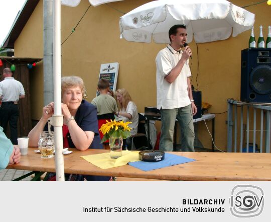 Der Moderator der Wettbewerbe auf dem Teichfest in Porschdorf