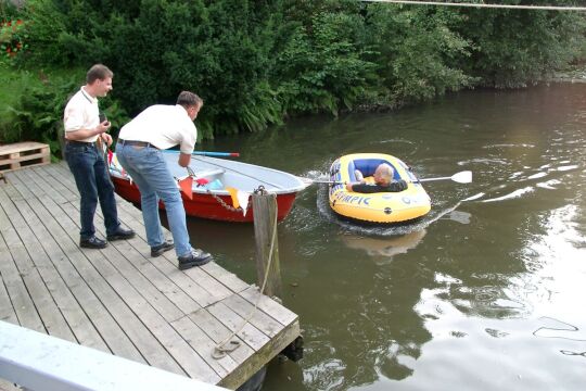 Das Schlauchboot-"Rennen" auf dem Teichfest in Porschdorf