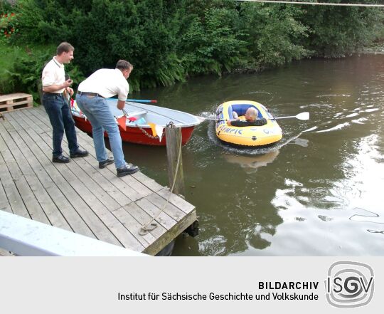 Das Schlauchboot-"Rennen" auf dem Teichfest in Porschdorf