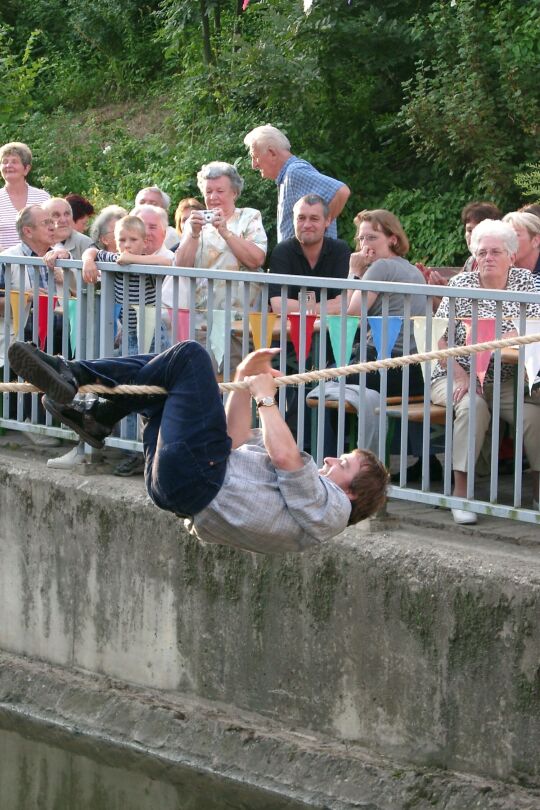 Der "Hangelwettbewerb" auf dem Teichfest in Porschdorf