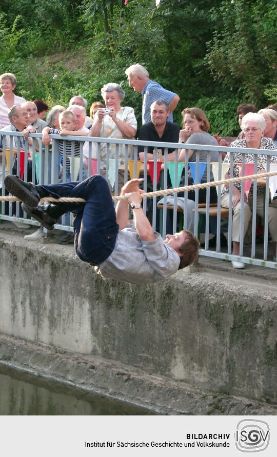 Der "Hangelwettbewerb" auf dem Teichfest in Porschdorf