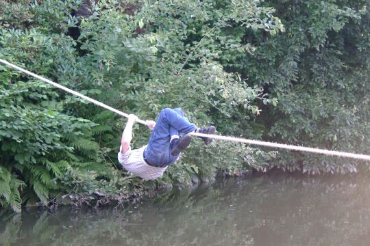 Der "Hangelwettbewerb" auf dem Teichfest in Porschdorf