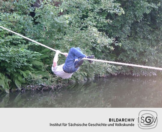 Der "Hangelwettbewerb" auf dem Teichfest in Porschdorf