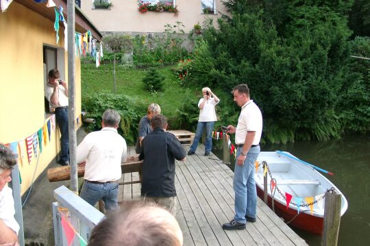 Der "Sägewettbewerb" auf dem Teichfest in Porschdorf