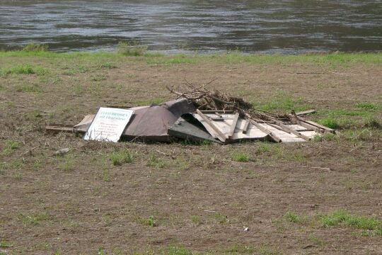 Müllansammlung nach dem Hochwasser 2002 im Elbtal