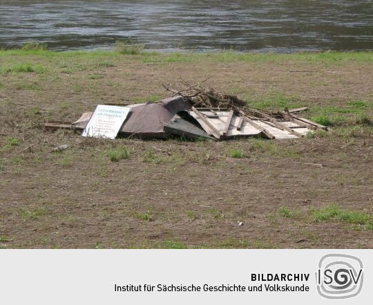 Müllansammlung nach dem Hochwasser 2002 im Elbtal