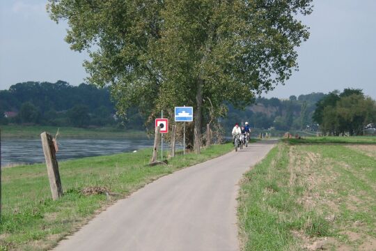 Schifffahrtszeichen am Radweg im Elbtal bei Meißen