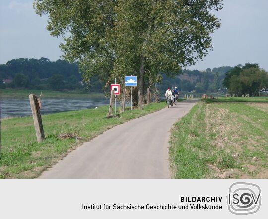 Schifffahrtszeichen am Radweg im Elbtal bei Meißen