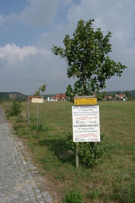 Hotelwerbung am Elberadweg in Nieschütz bei Meißen