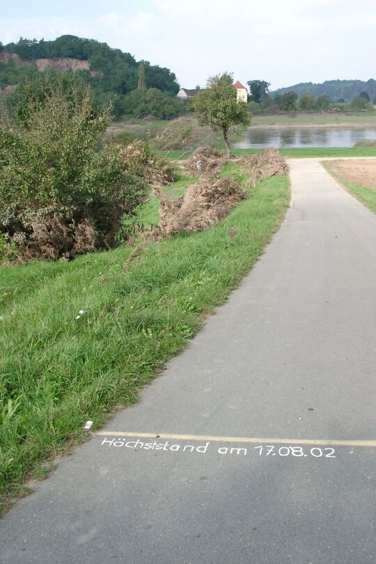 Flutmarke auf dem Elebradweg bei Nieschütz