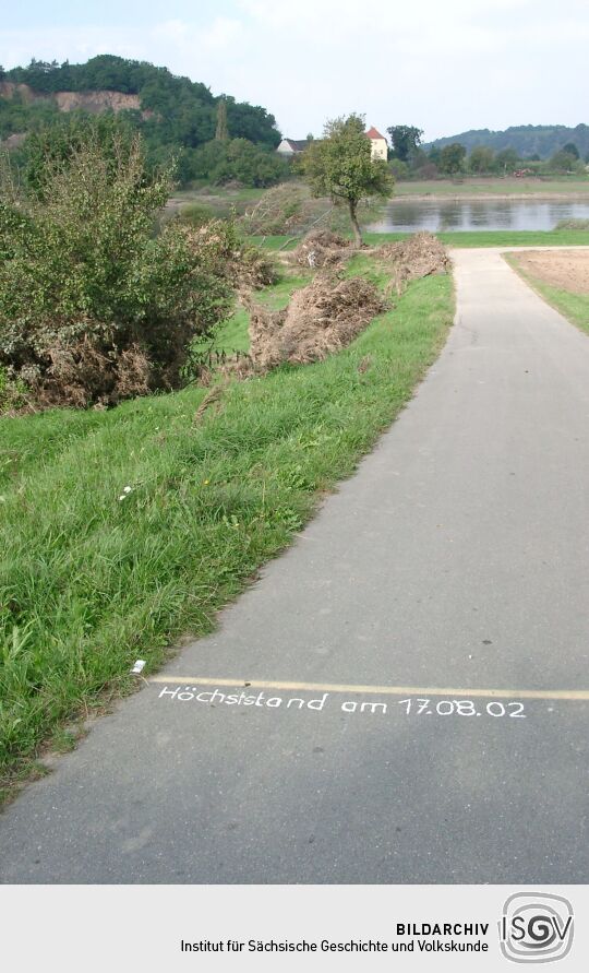 Flutmarke auf dem Elebradweg bei Nieschütz