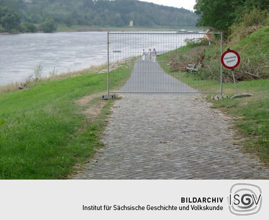 Gesperrter Elberadweg in Diesbar-Seußlitz zwischen Meißen und Riesa