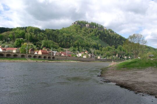 Königstein Halbestadt mit Blick über die Elbe zur Festung Königstein