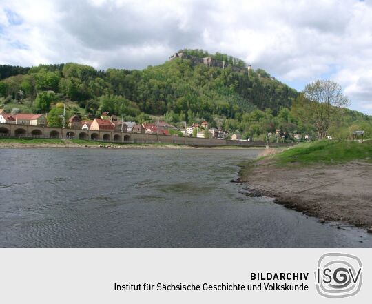 Königstein Halbestadt mit Blick über die Elbe zur Festung Königstein