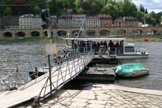 Motorfähre in Königstein-Halbestadt