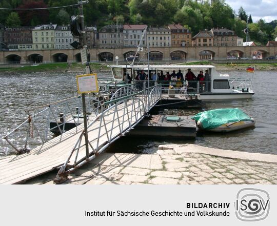 Motorfähre in Königstein-Halbestadt