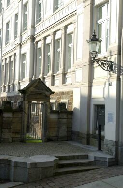 Bild: Landesgymnasium St. Afra in Meißen - Gartentüre am Haupteingang