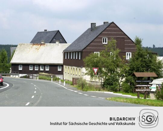 Wohnhäuser an der Teplitzer Straße in Zinnwald kurz vor dem Grenzübergang