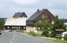 Bild: Wohnhäuser an der Teplitzer Straße in Zinnwald kurz vor dem Grenzübergang