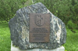 Bild: Mahntafel gegen Krieg, Diktatur und Vertreibung in Zinnwald