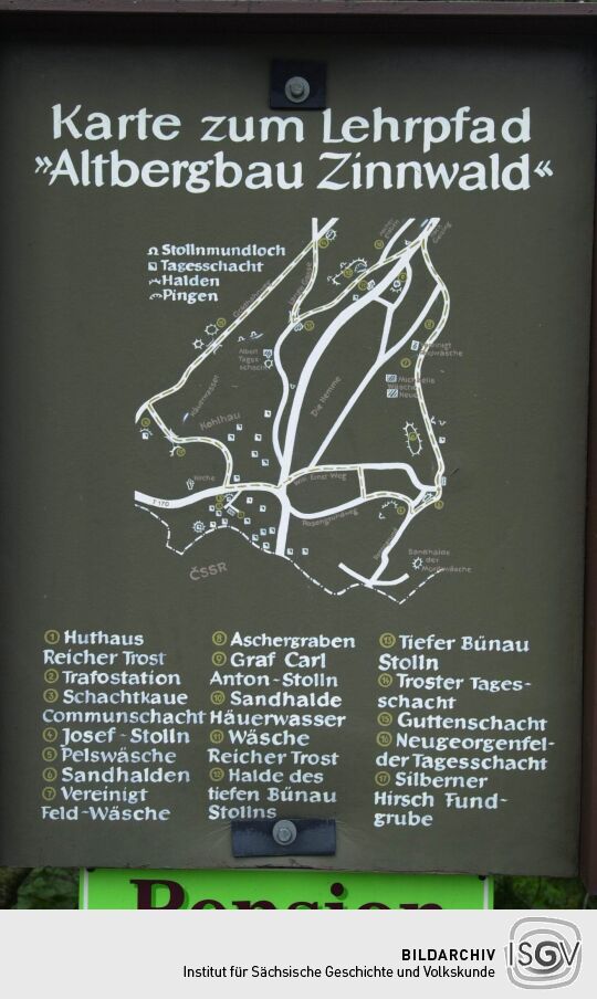 Infotafel vor dem Museum Huthaus in Zinnwald