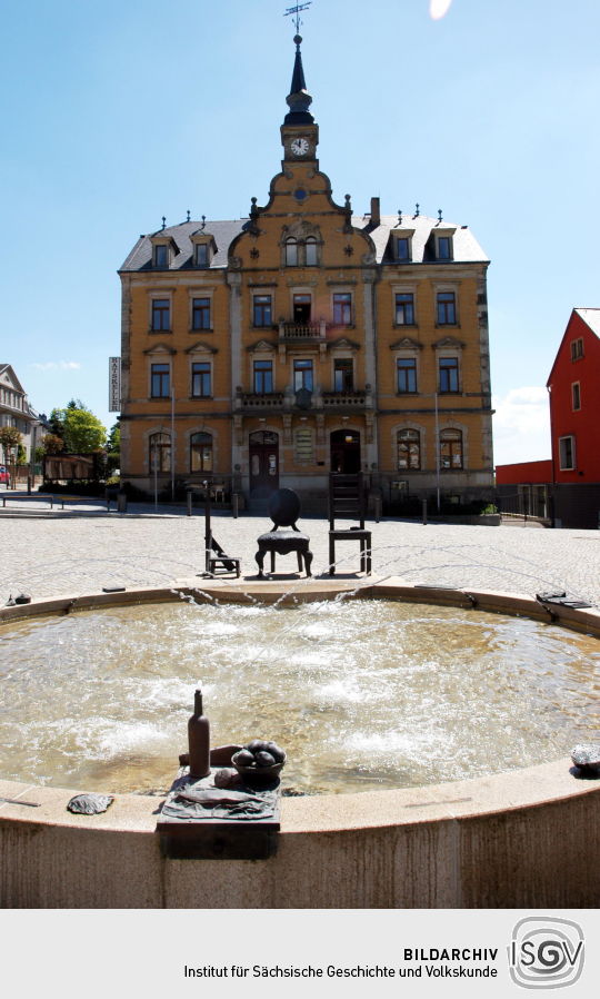 Stuhlbau-Brunnen auf dem Marktplatz Rabenau