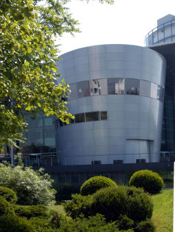 Bild: Ansicht der Gläsernen Manufaktur von VW an der Stübelallee