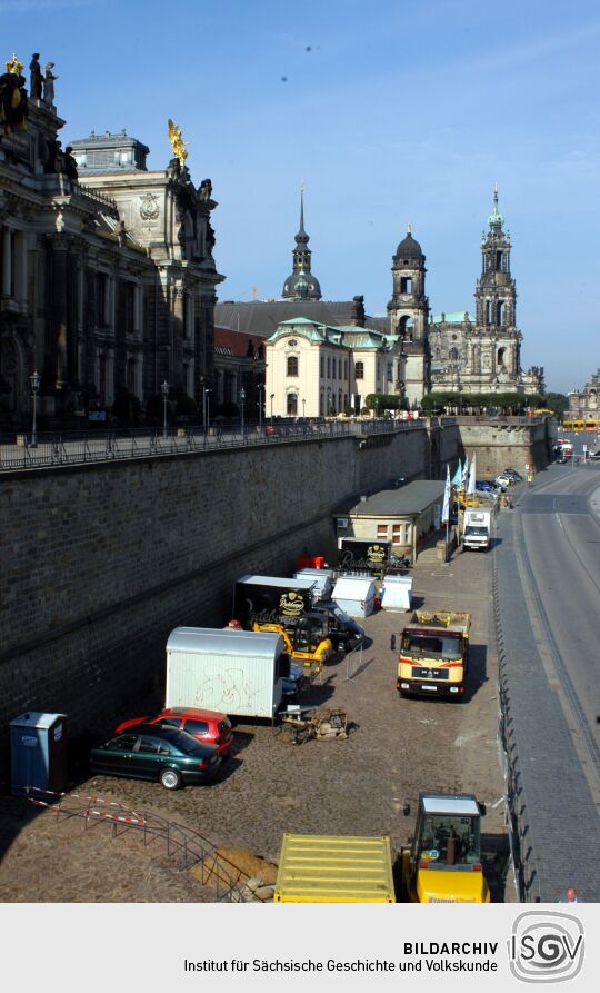 Blick entlang der Brühlschen Terrasse zur Katholischen Hofkirche